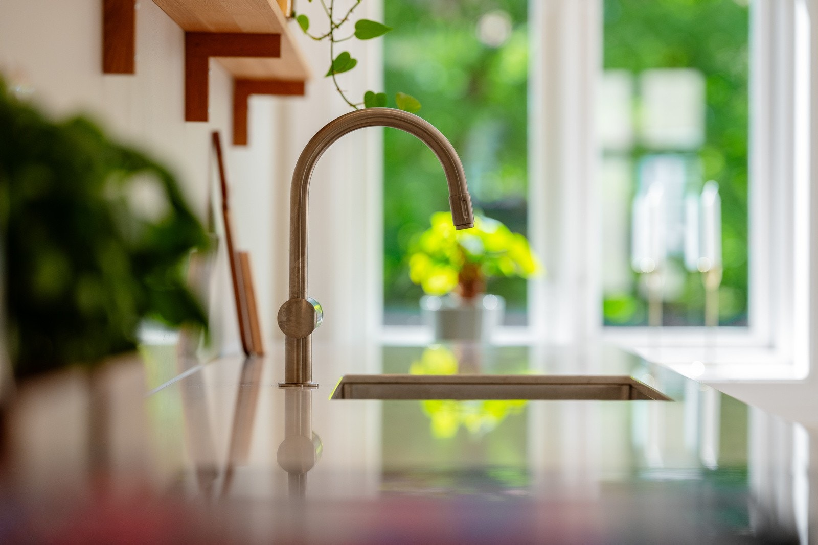 Det er montert lekkasjestopper og komfyrvakt. Galleribilde