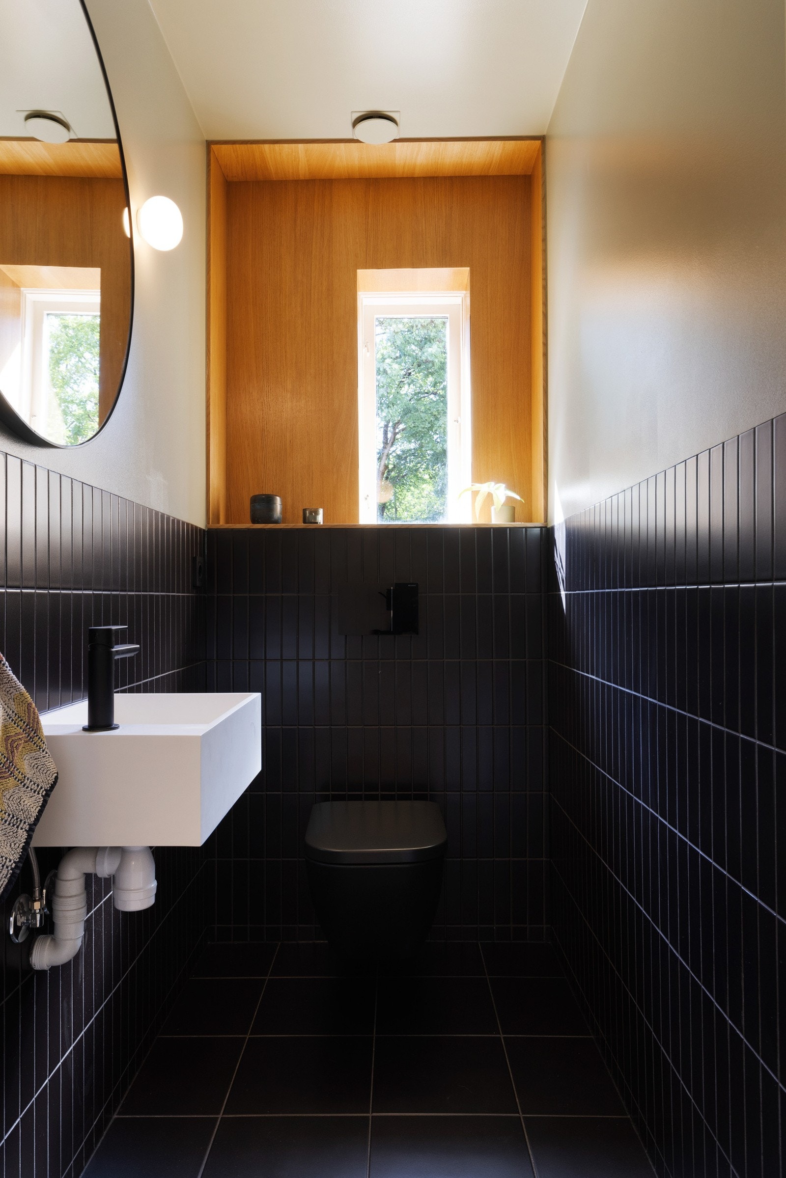 Ved siden av badet er det et toalettrom fra 2020. Galleribilde