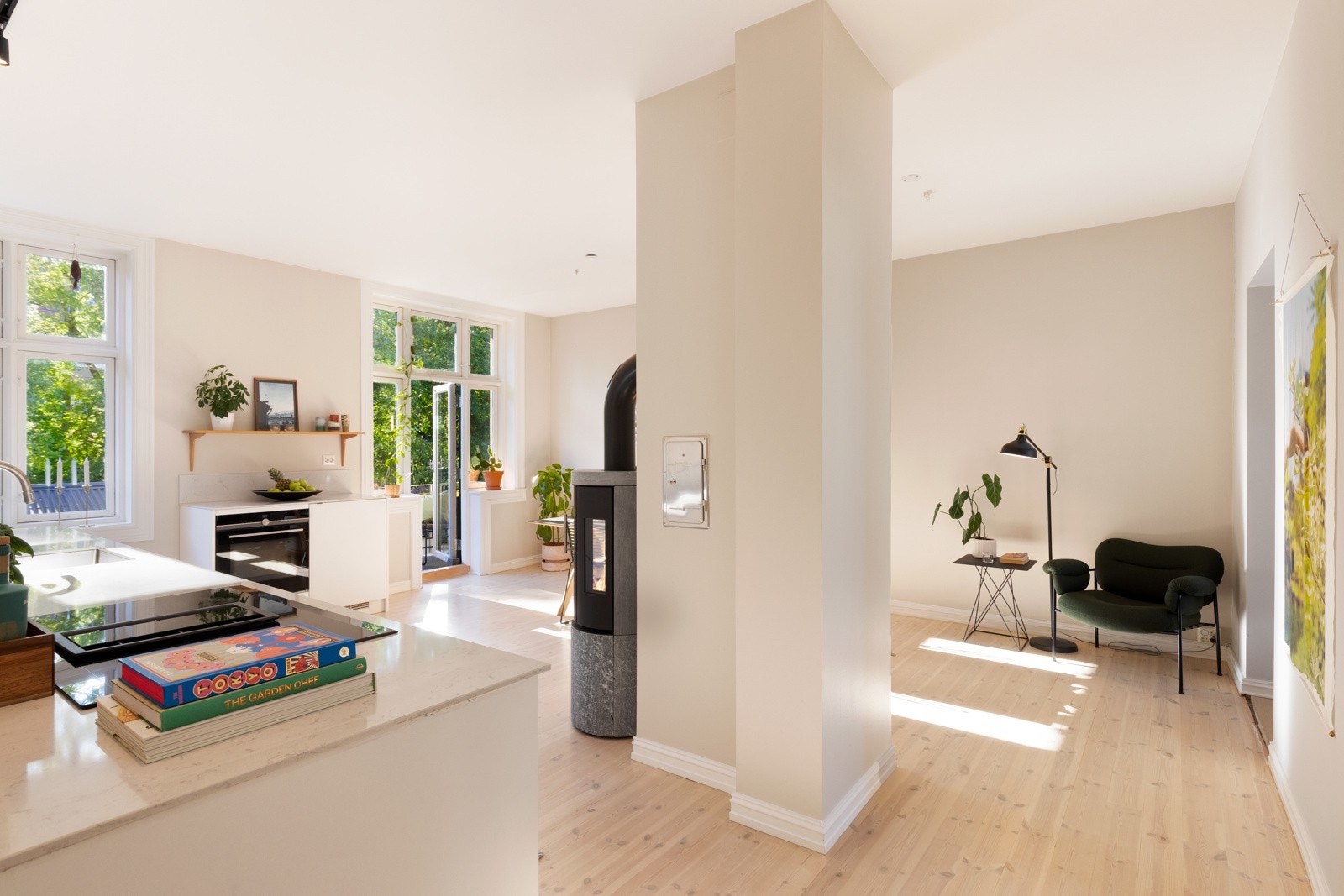 Sentralt i rommet er det montert en koselig klebersteinsovn fra 2019 som gir lun og god varme. Galleribilde