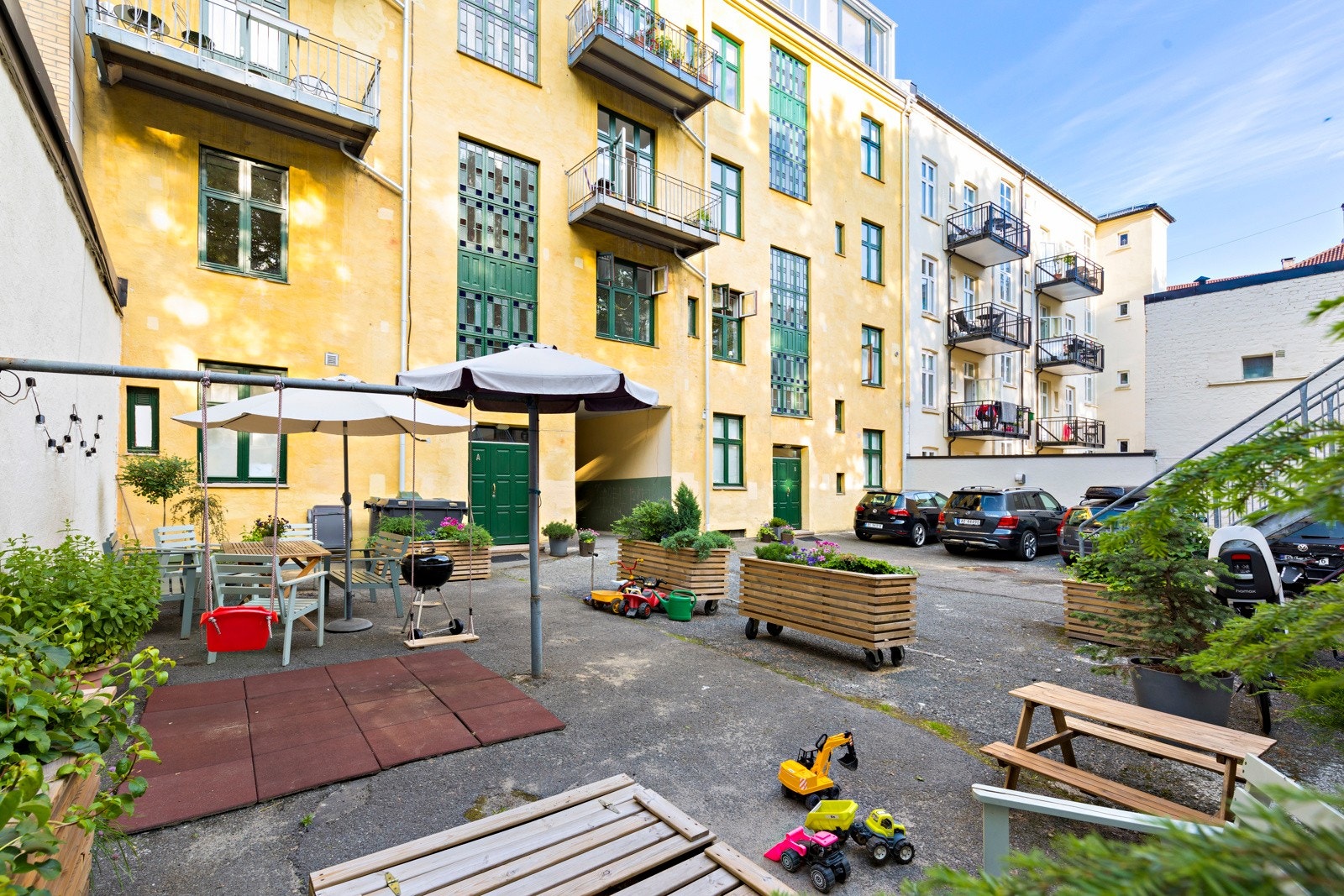 Sameiet har et hyggelig opparbeidet gårdsrom med fin beplantning, sittegrupper og fellesgrill. Galleribilde