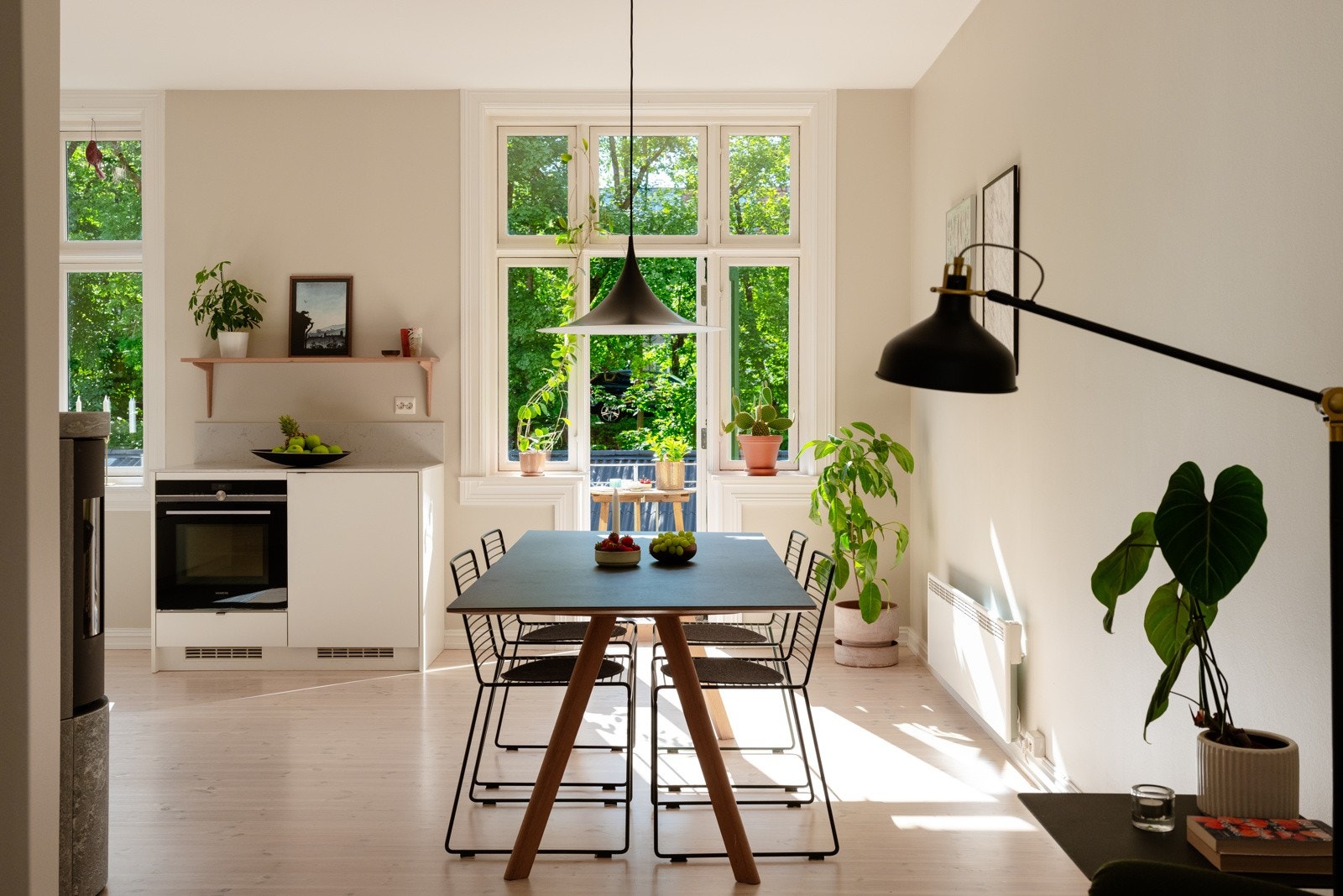 I rommet er det god plass til et større spisebord. Galleribilde