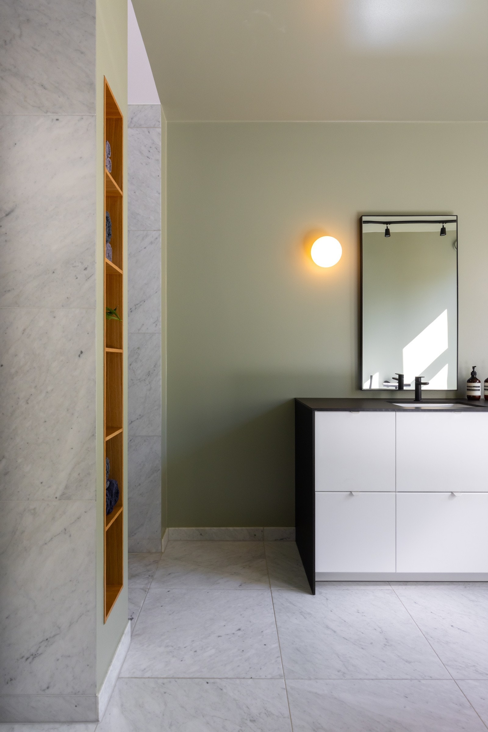 Det er påkostet med pene marmorfliser og behagelig gulvvarme. Galleribilde