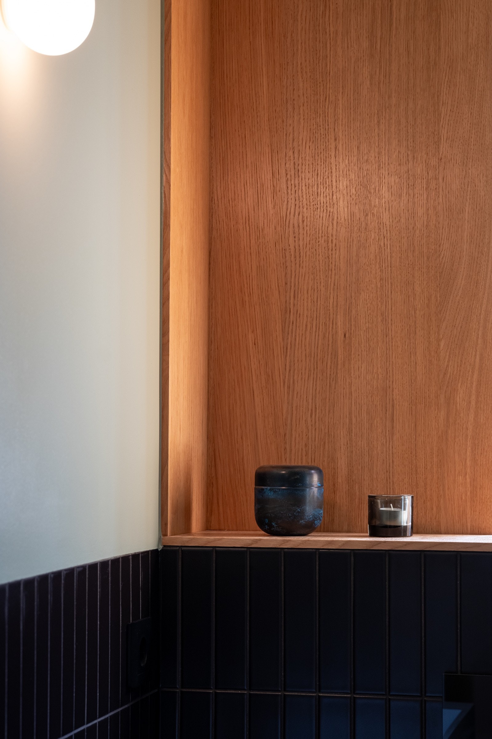 Rommet er innredet med servant, speil, belysning, vegghengt toalett og gulvvarme. Galleribilde