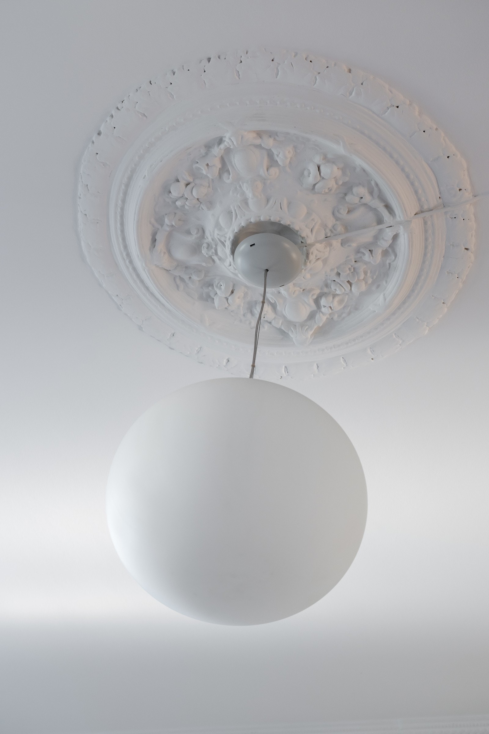 Klassiske detaljer med rosetter og stukkatur. Galleribilde