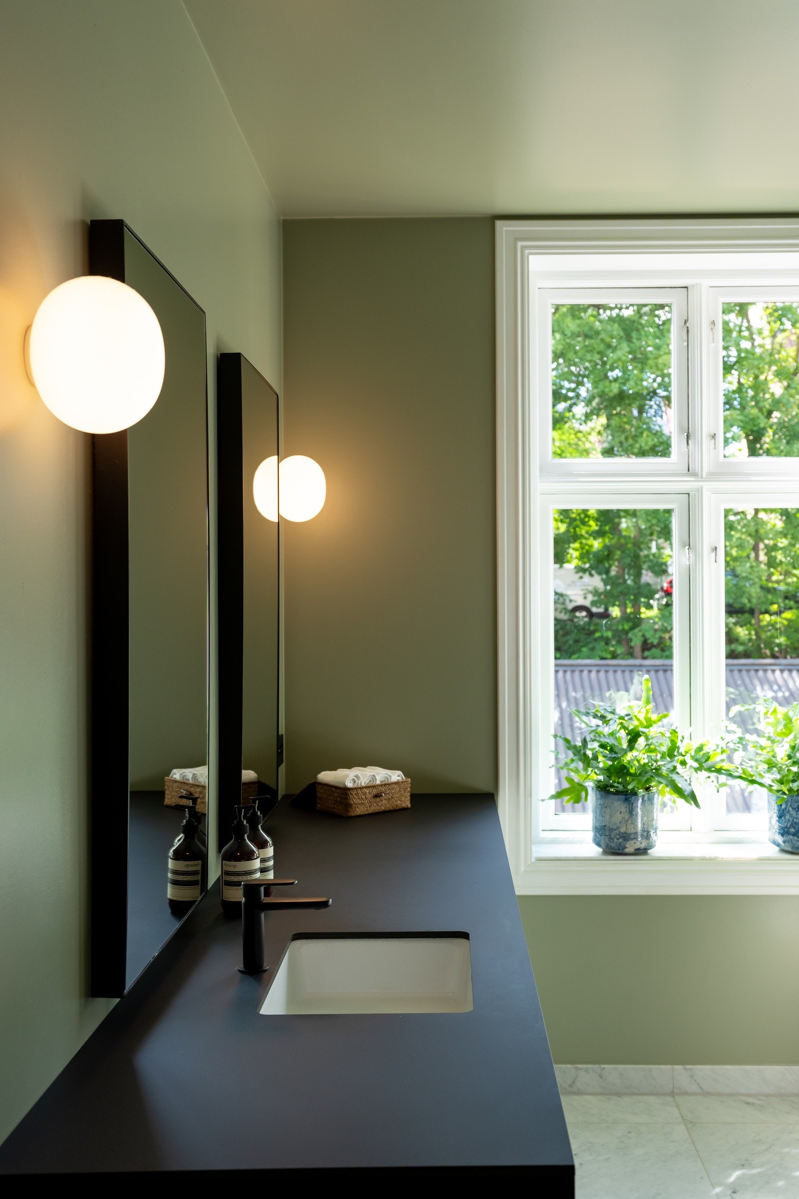 Vinduet gir rommet rikelig med naturlig lys. Galleribilde