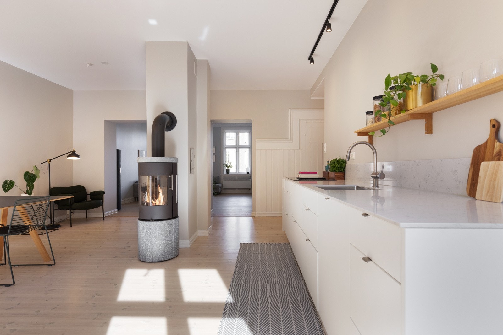 Kjøkkenet er utstyrt med integrert hvitevarer fra kvalitetsmerket Siemens. Galleribilde