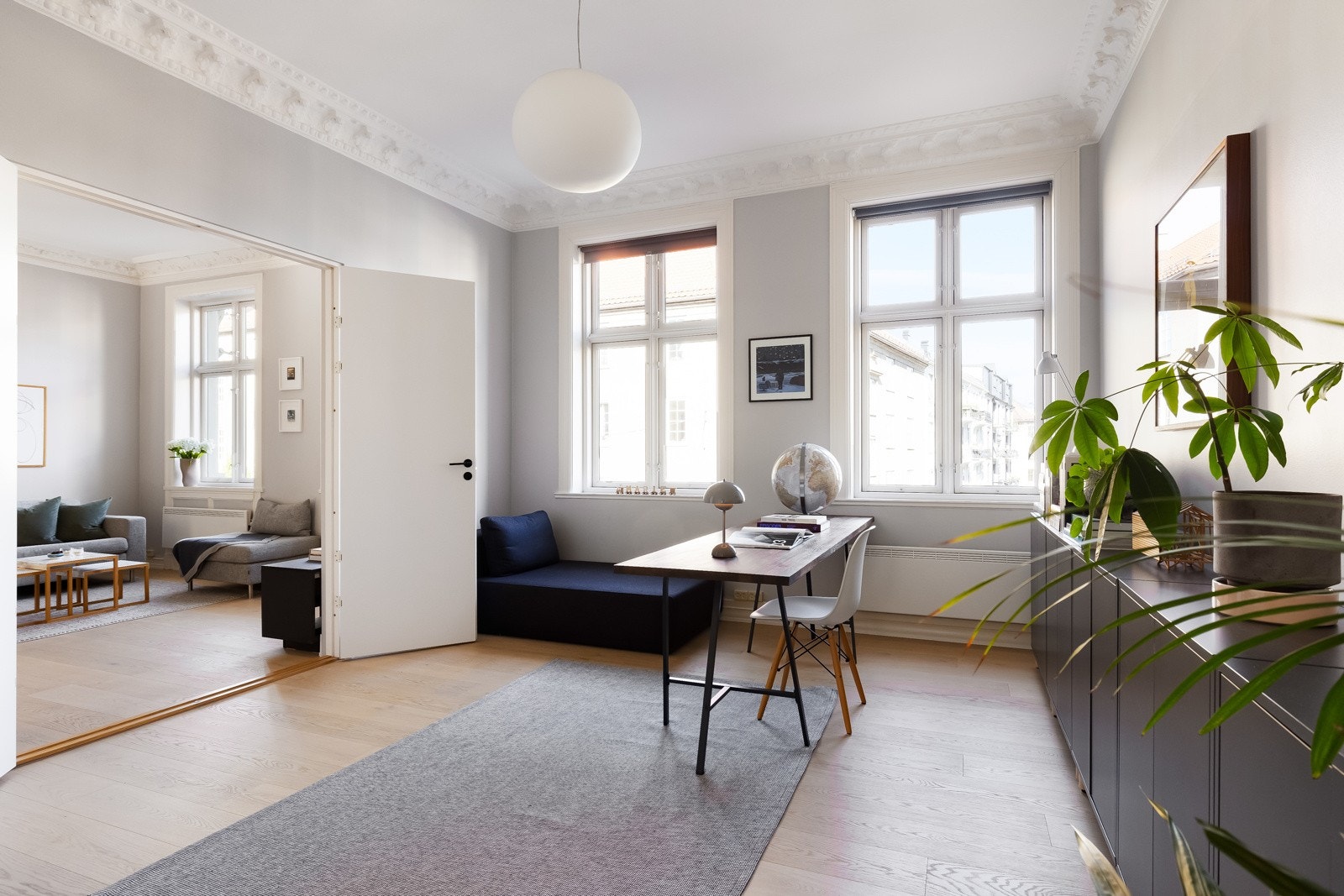 Soverommet har to vinduer og to dører, noe som gjør at det enkelt kan gjøres om til 2 soverom av romslig størrelse. Galleribilde