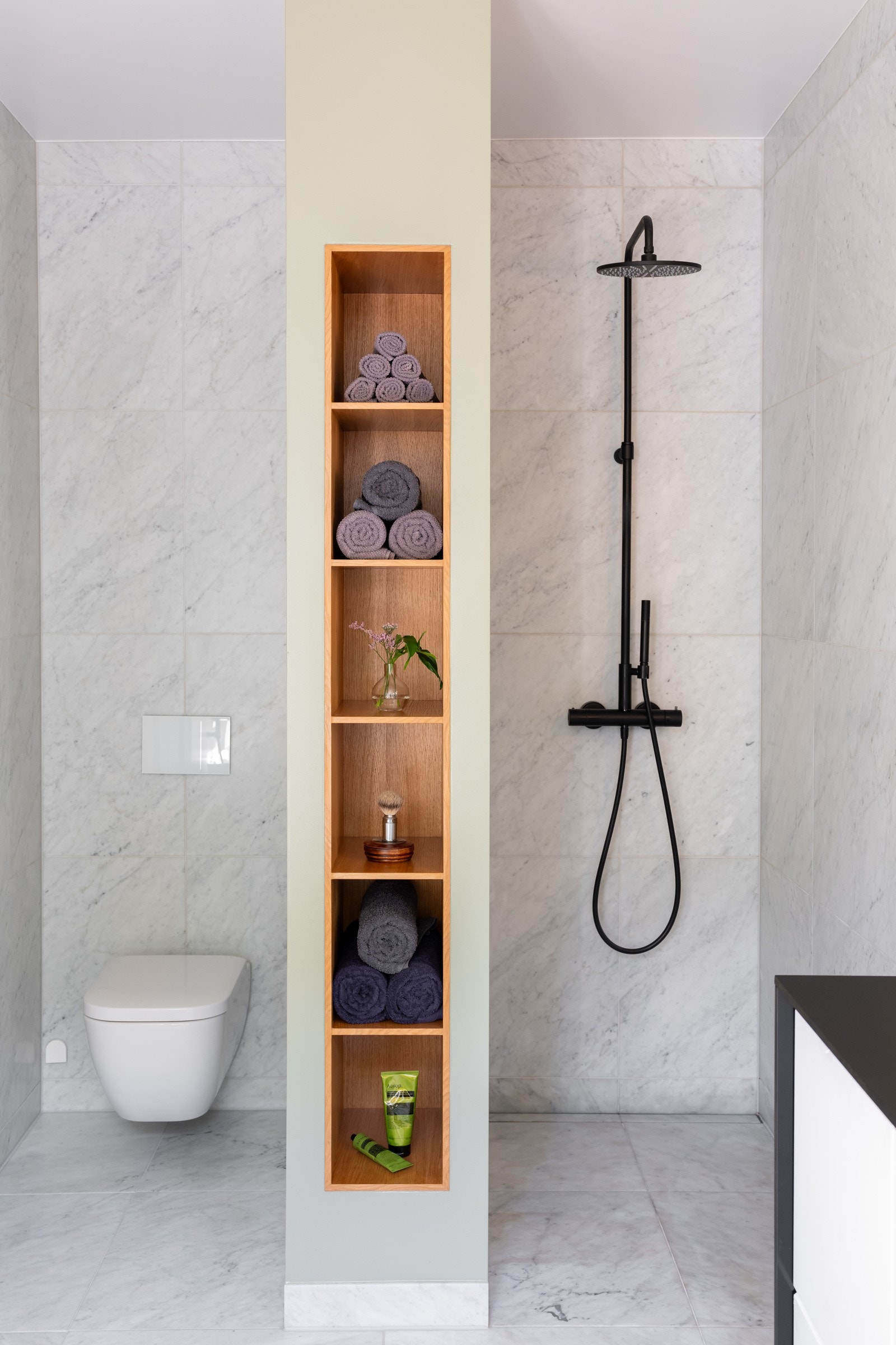 Det er videre innredet med dusjhørne og vegghengt toalett. Galleribilde