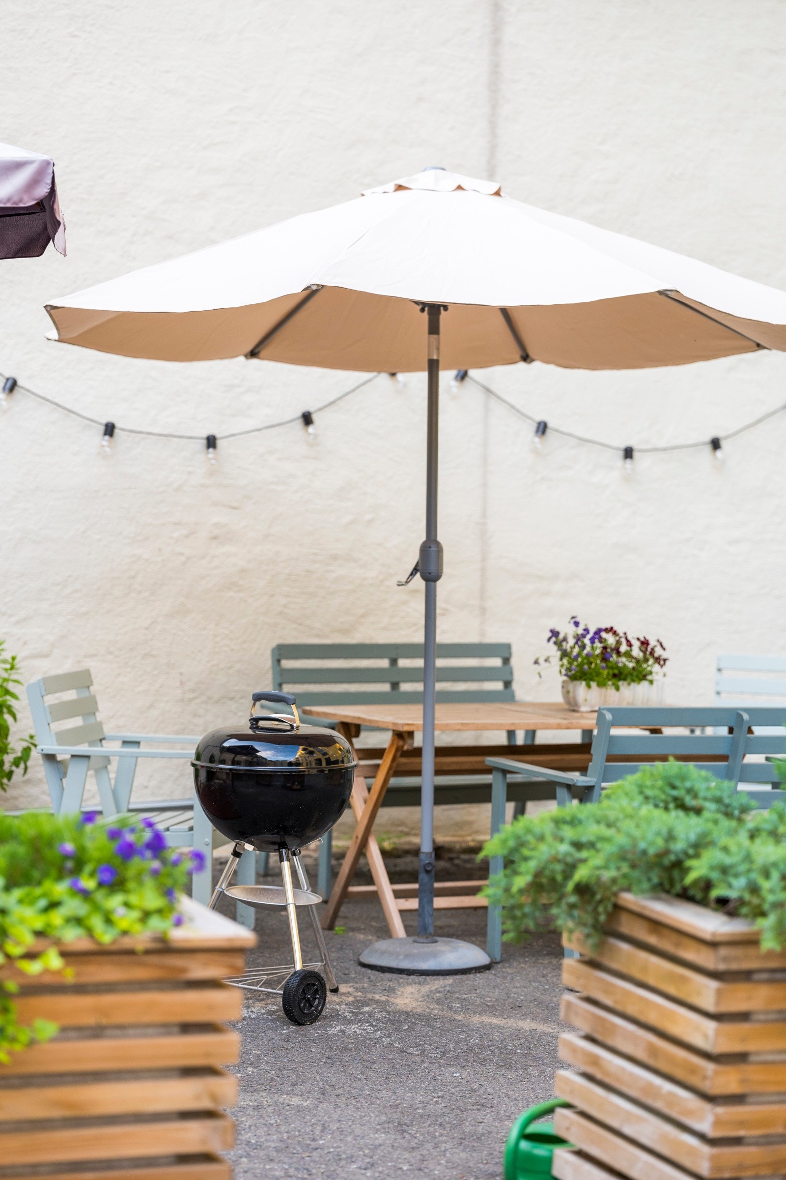 Sameiet har 4 parkeringsplasser i gårdsrom som leies ut etter venteliste (ingen venteliste pt., så kjøper kan potensielt ta over selgers plass dersom den fremdeles er ledig). Galleribilde