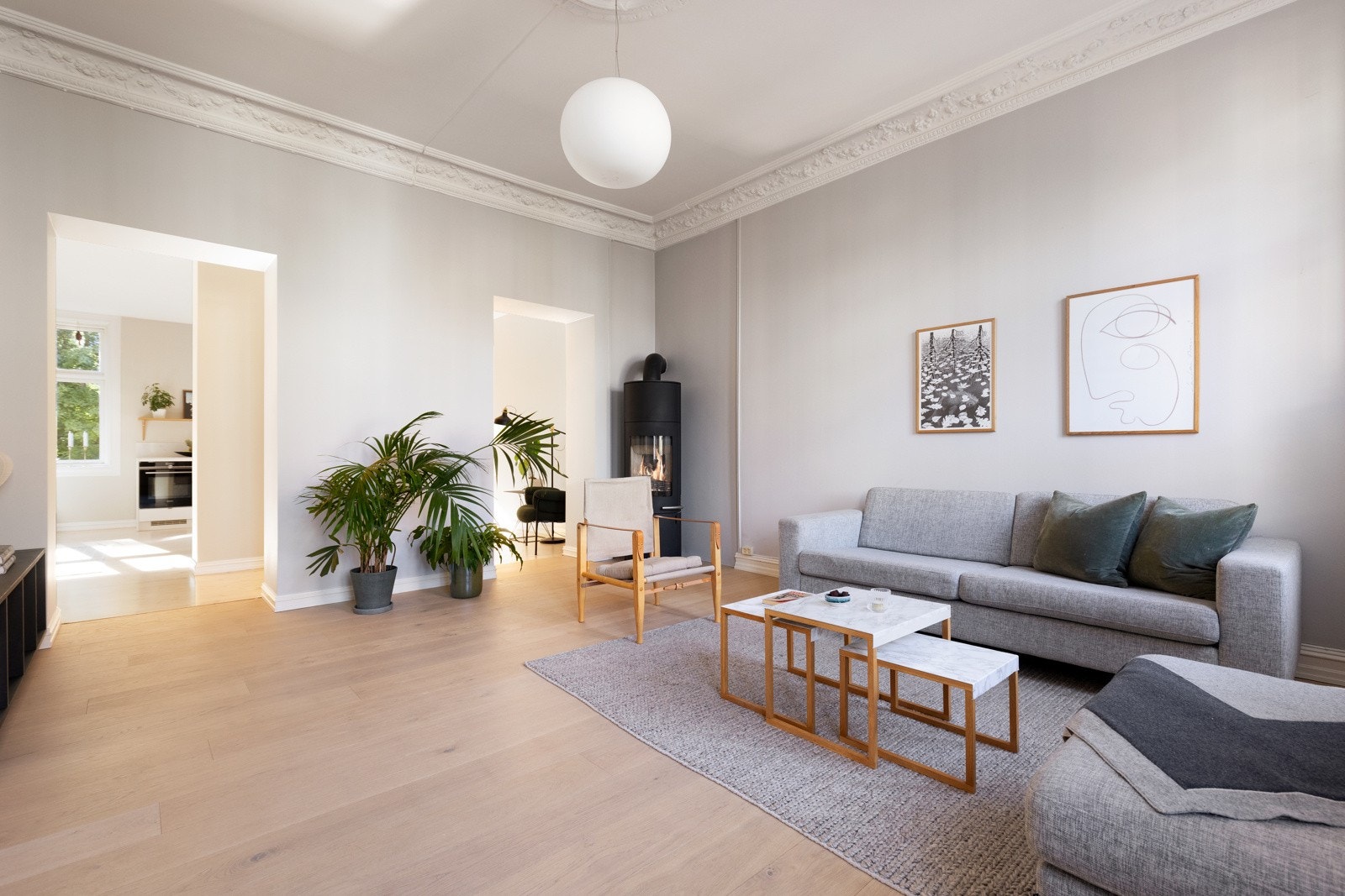 Det er peisovn i stue og på kjøkken, for ekstra hygge på kaldere dager. Galleribilde