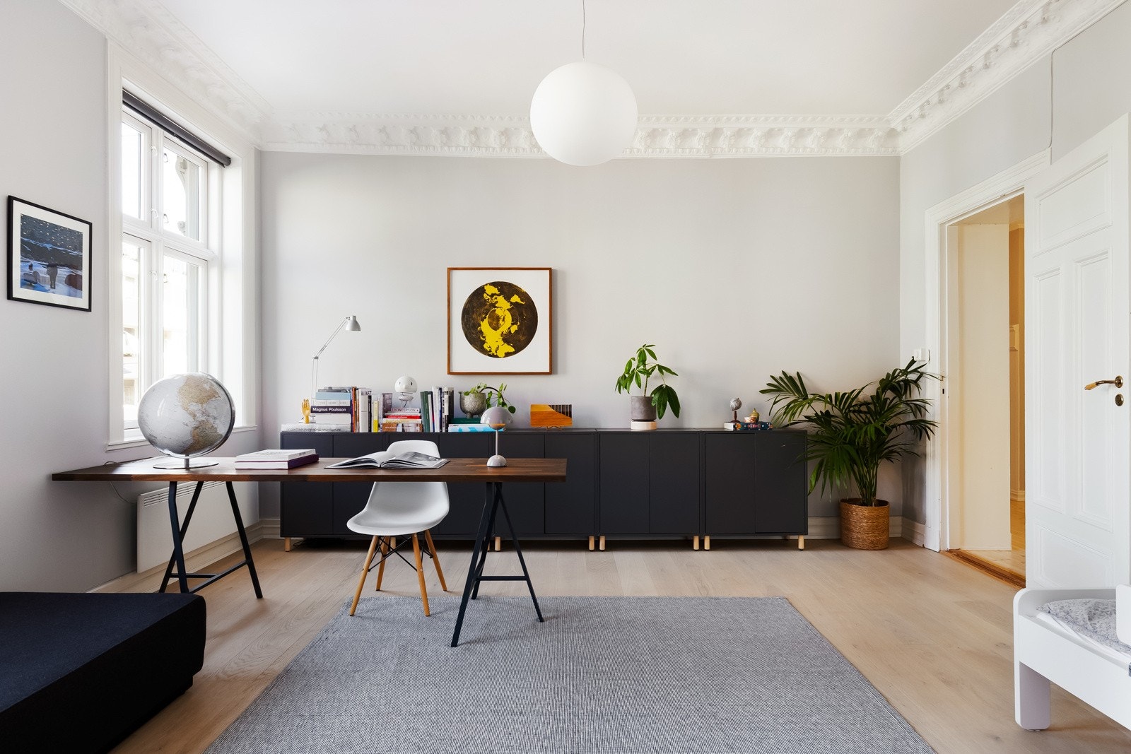 Romslig soverom med plass til seng, skrivepult, garderobeløsning eller annet ønsket møblement. Galleribilde