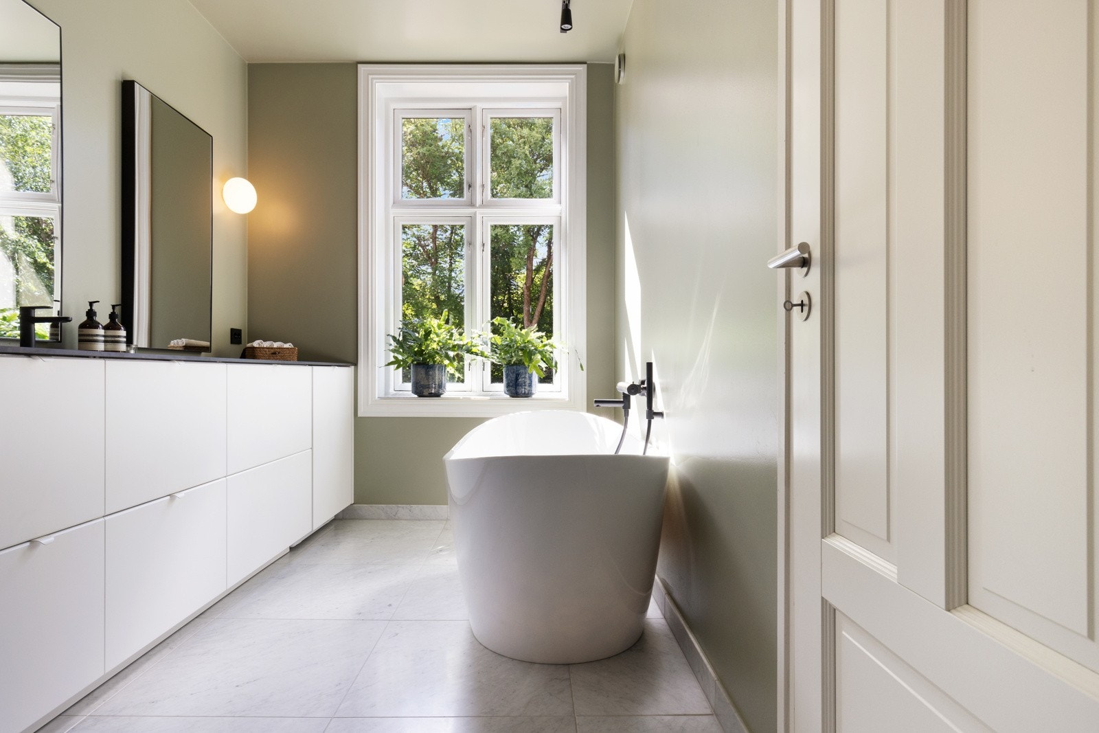 Leiligheten har et meget lekkert og delikat baderom fra 2020. Galleribilde