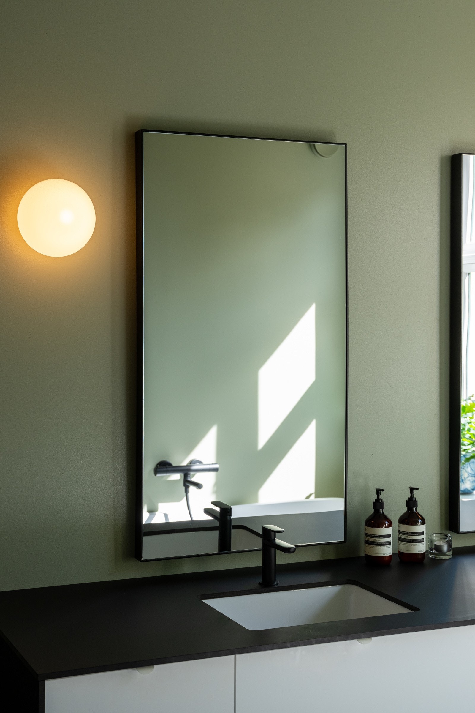 Rommet er av god størrelse og er innredet med nedfelt servant i benkeplate, speil, belysning og stikkontakt. Galleribilde