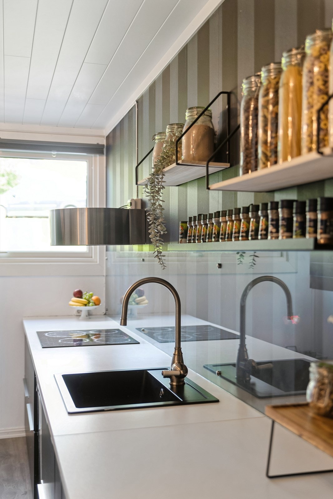 Kjøkkenet har god skap- og benkeplass. Dersom man ønsker mer oppbevaring, kan man bytte ut hyllene med skaprekke Galleribilde