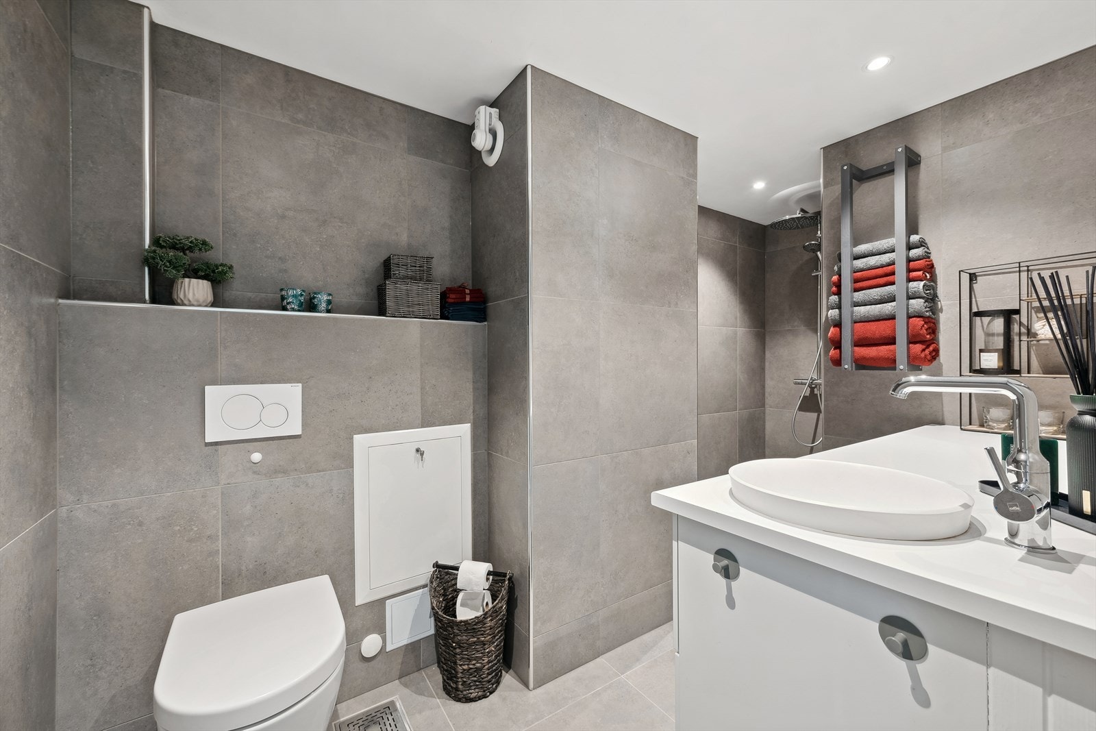 Badet er flislagt med behagelig gulvvarme Galleribilde