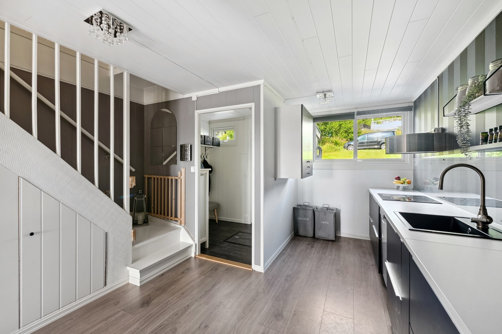 Under trappen er det oppbevaringsmuligheter (delt opp i 2 rom. Det største benyttes i dag som kontorplass) Galleribilde