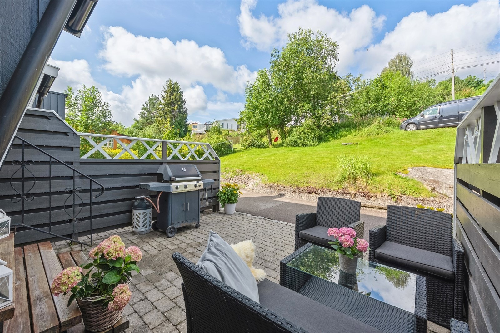 På fasade mot vest er det adkomstterrasse på ca. 9,5 m² foran ytterdøra Galleribilde