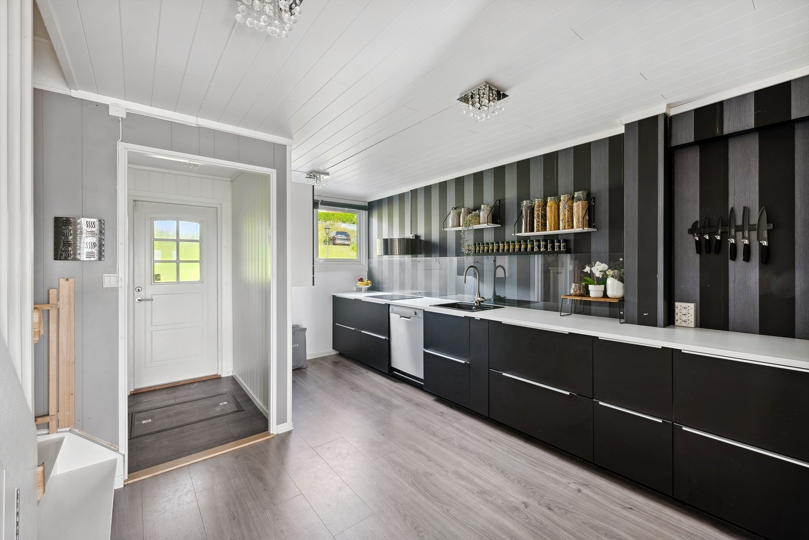 Fra entré kommer man direkte inn på kjøkkenet som er praktisk når matvarene skal bæres inn Galleribilde