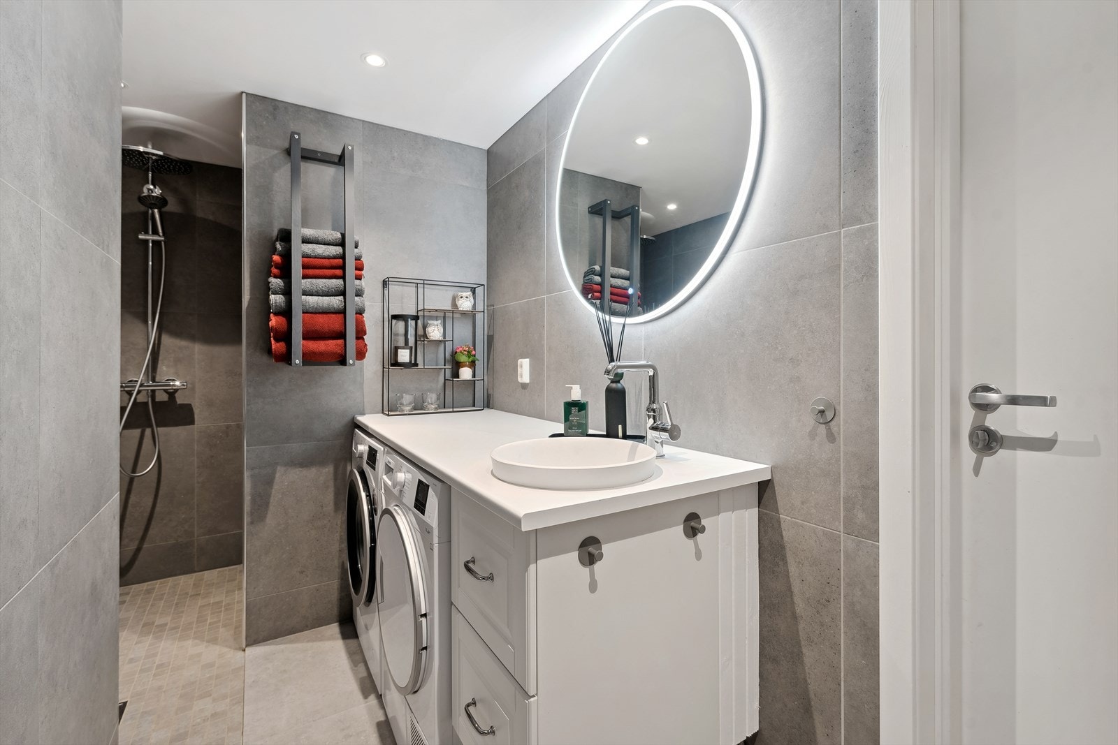 Badet ble renovert i 2023 og fremstår i delikate fargetoner Galleribilde