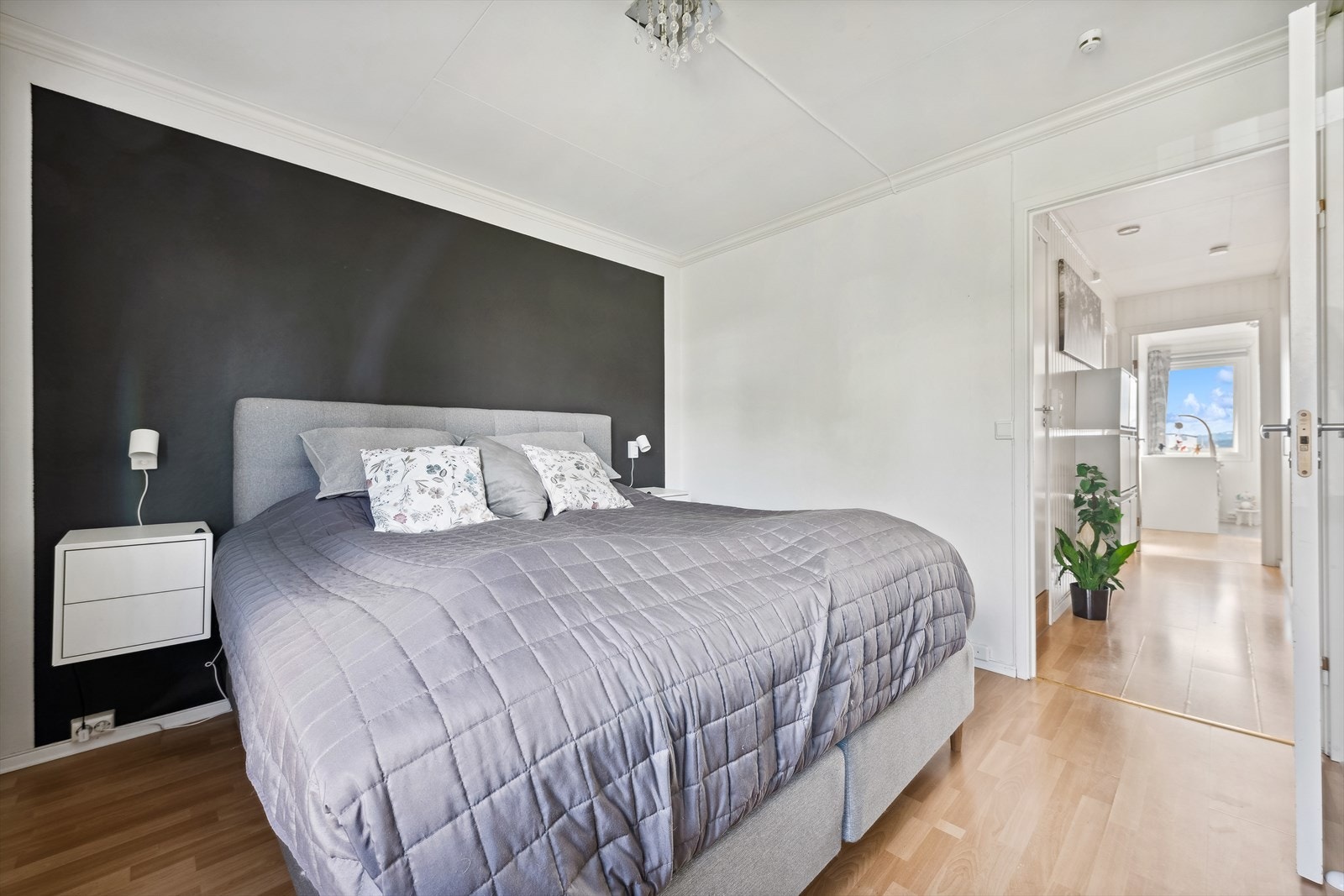 Her er det god plass på hver side av sengen og plass til nattbord Galleribilde