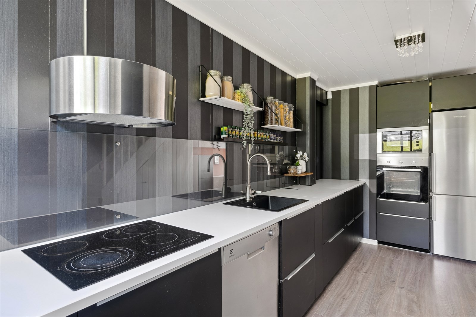 Det er kjøkkenventilator med kullfilter Galleribilde