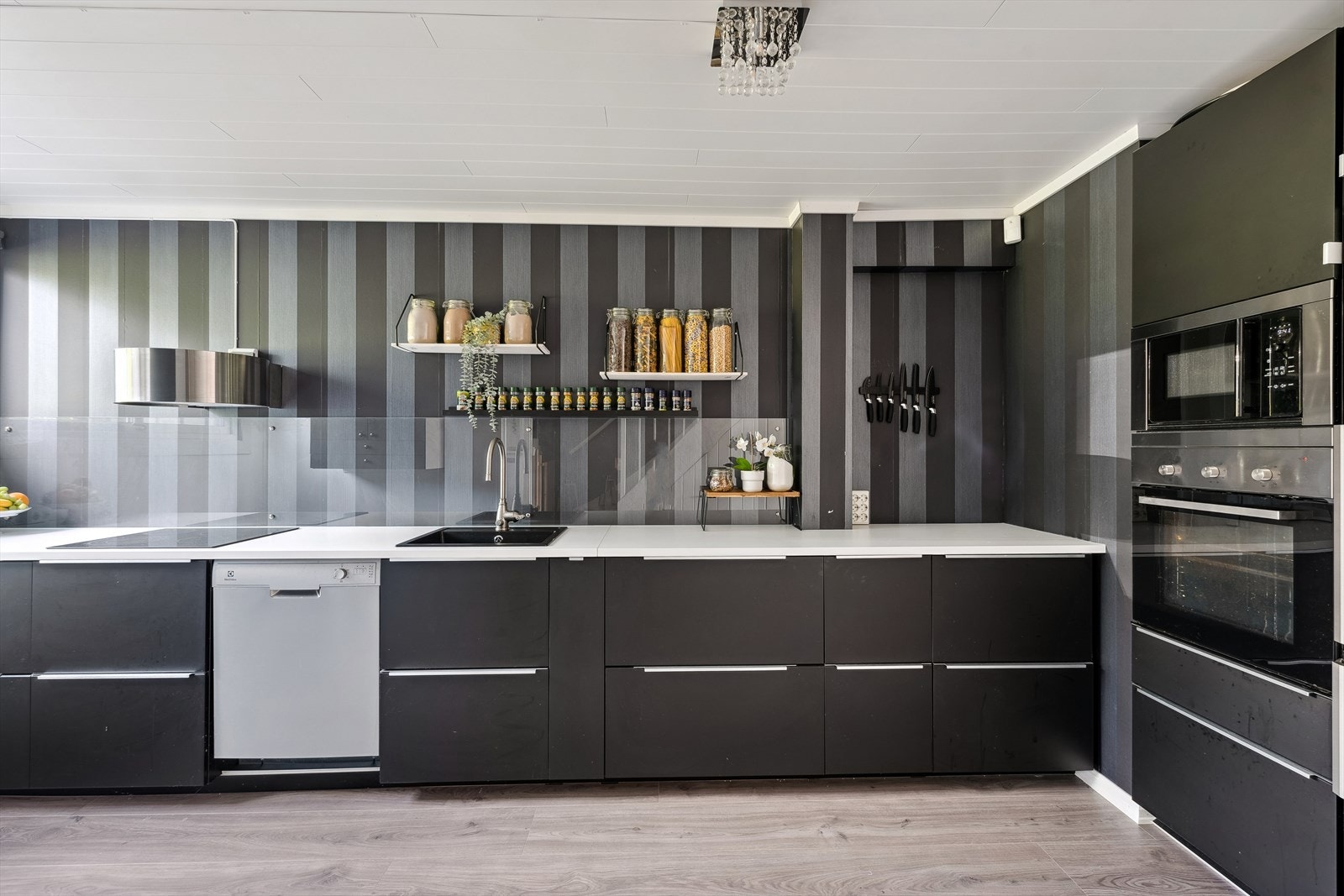 Integrert komfyr, koketopp og microbølgeovn. Plass til frittstående oppvaskmaskin og kombiskap kjøl/frys Galleribilde