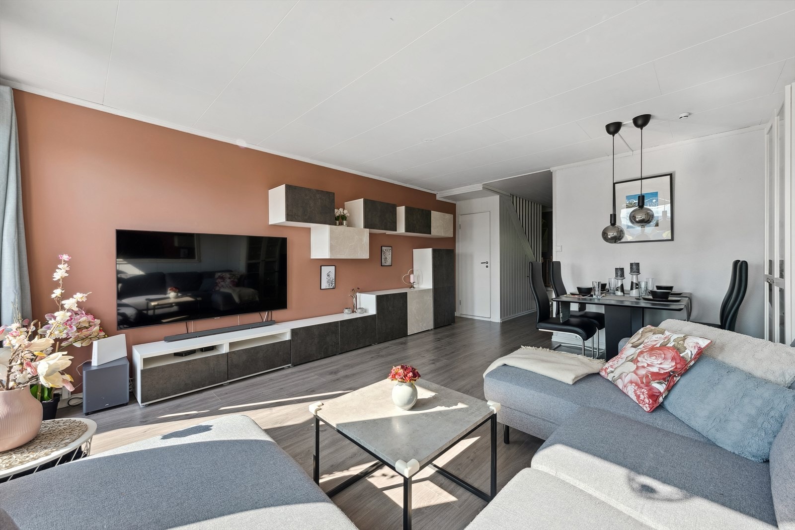 Stuen har plass til både spisestue og sofagruppe Galleribilde