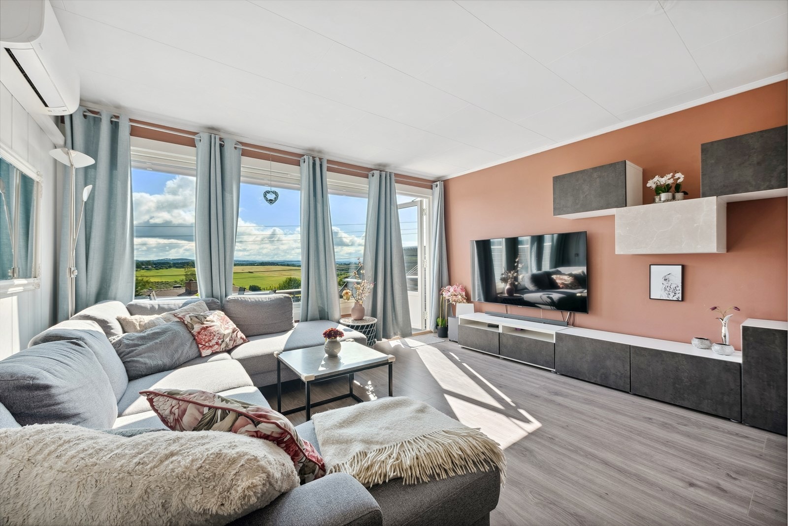 Begrenset innsyn på stuesiden pga. høydeforskjell ned mot veien Galleribilde