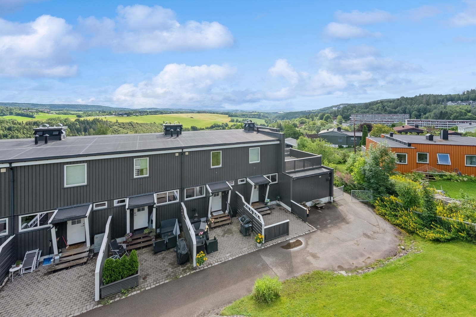 Det er satt opp port i enden av rekken ned mot vei/garasjer slik at de aller minste kan leke/sykle trygt utenfor Galleribilde