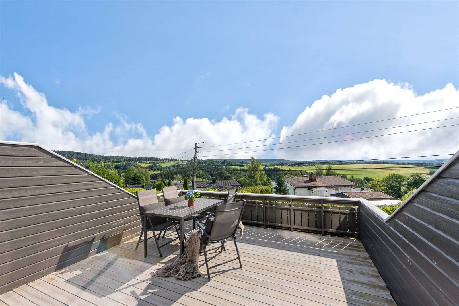 Eiendommen kan skilte med flott utsikt og gode solforhold Galleribilde