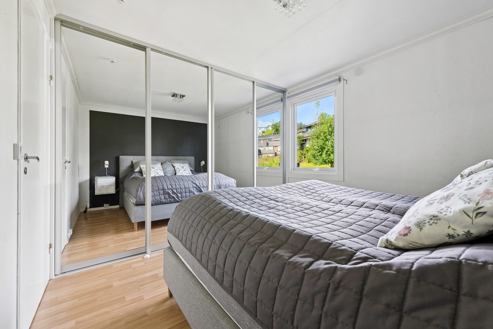 Romslig skyvedørsgarderobe Galleribilde