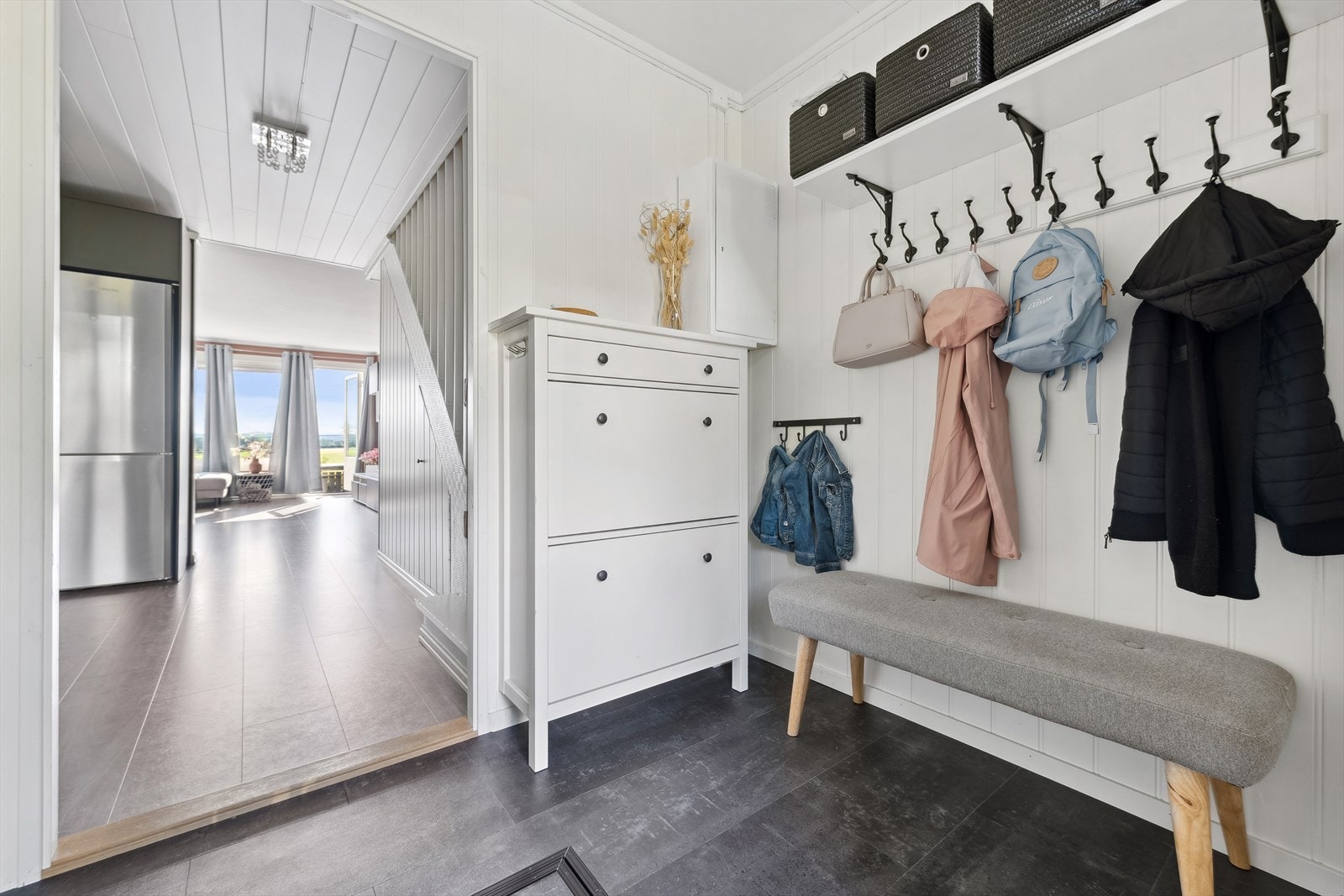 Entré med plass til å henge fra seg ytterklærne. Denne ble pusset opp i 2023 Galleribilde