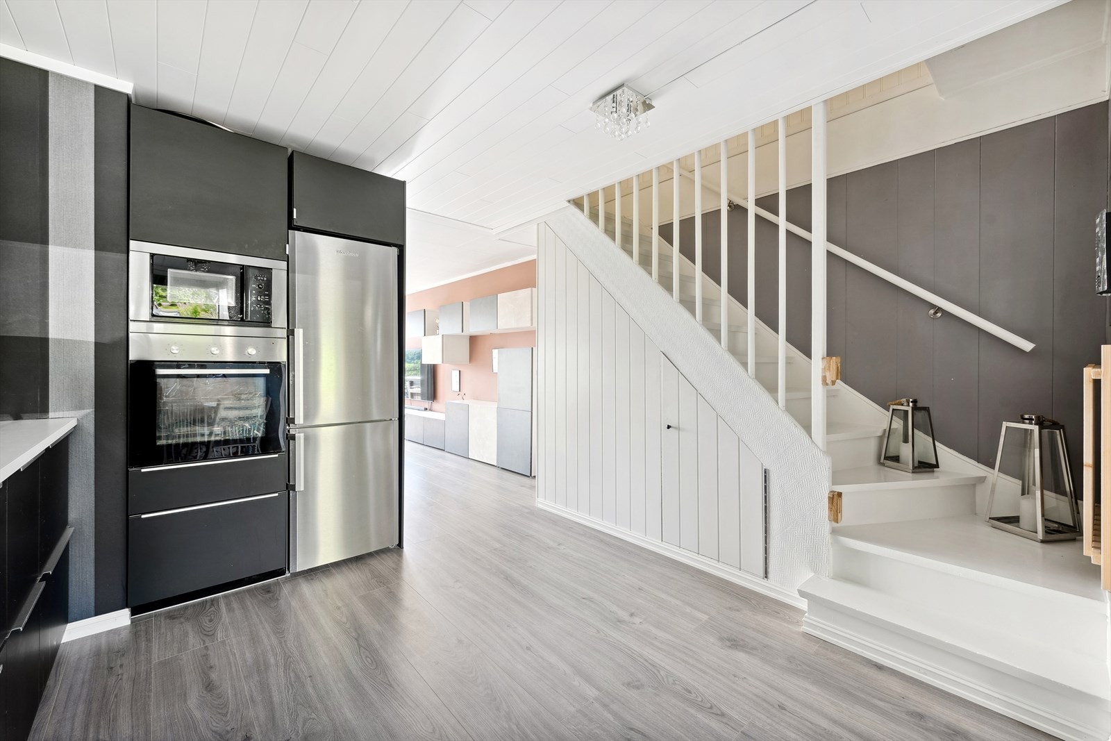 Hvitmalt trapp mellom etasjene Galleribilde