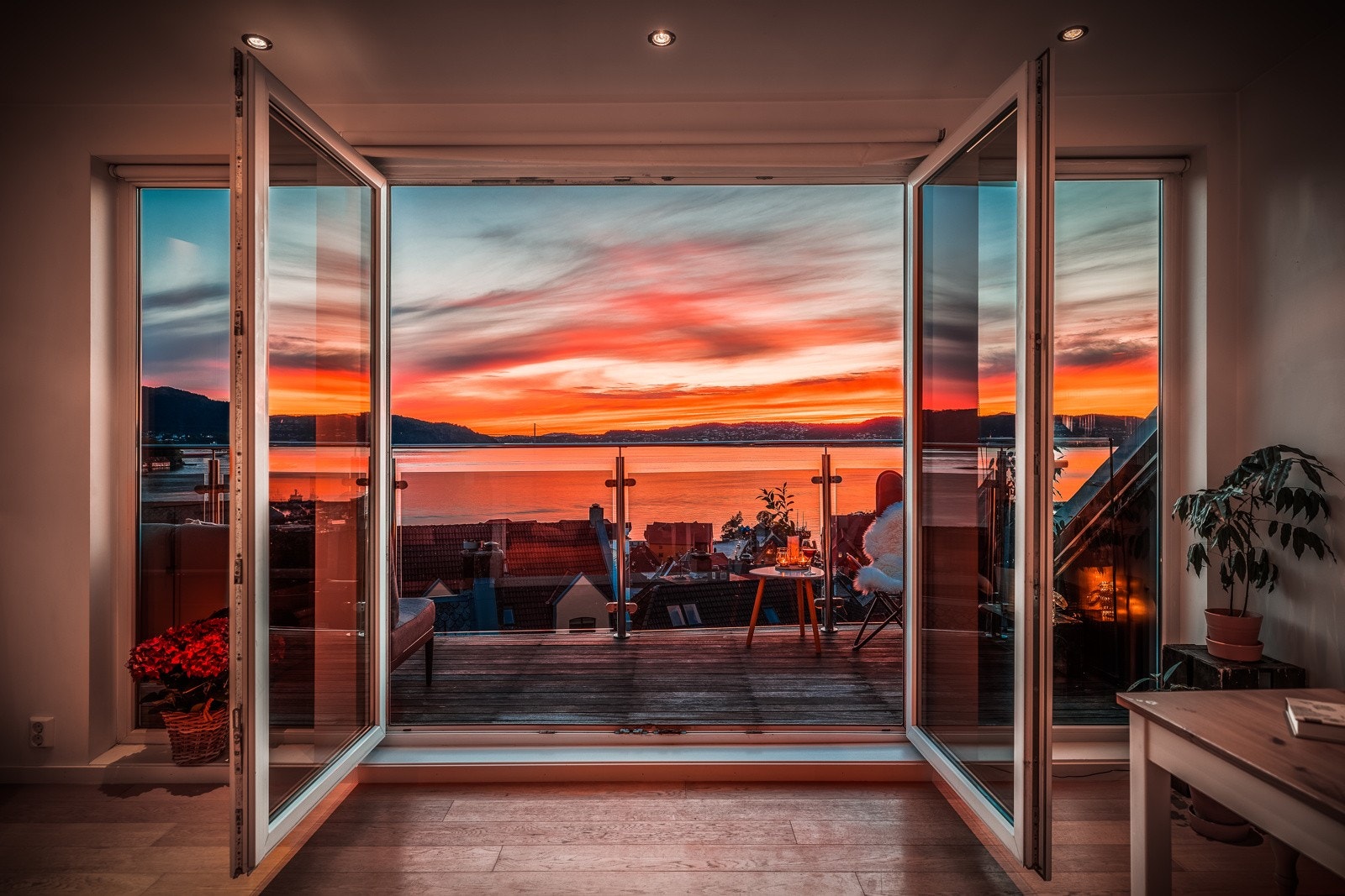 Utsikt over Byfjorden og vakre solnedganger pryder stuen Galleribilde