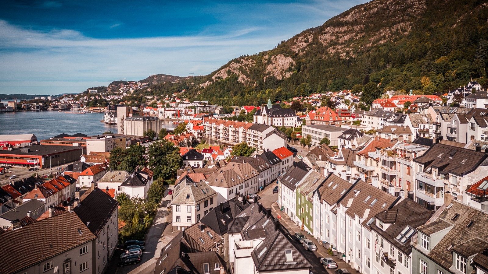 Fin beliggenhet midt mellom fjord og fjell, i hjertet av Sandviken Galleribilde