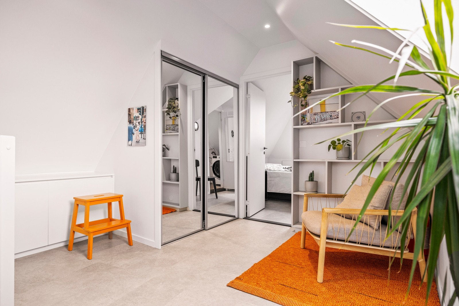 Stor skyvedørsgarderobe med god oppbevaringsplass Galleribilde