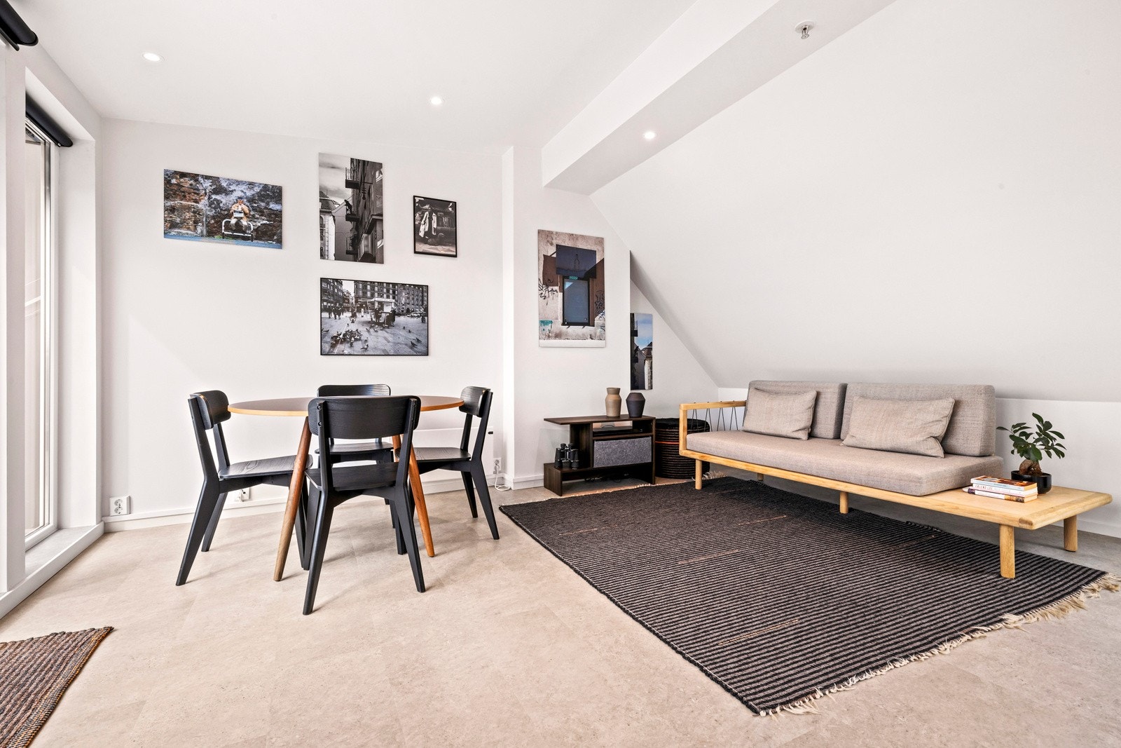 Stuen har plass til både spisebord og salong Galleribilde