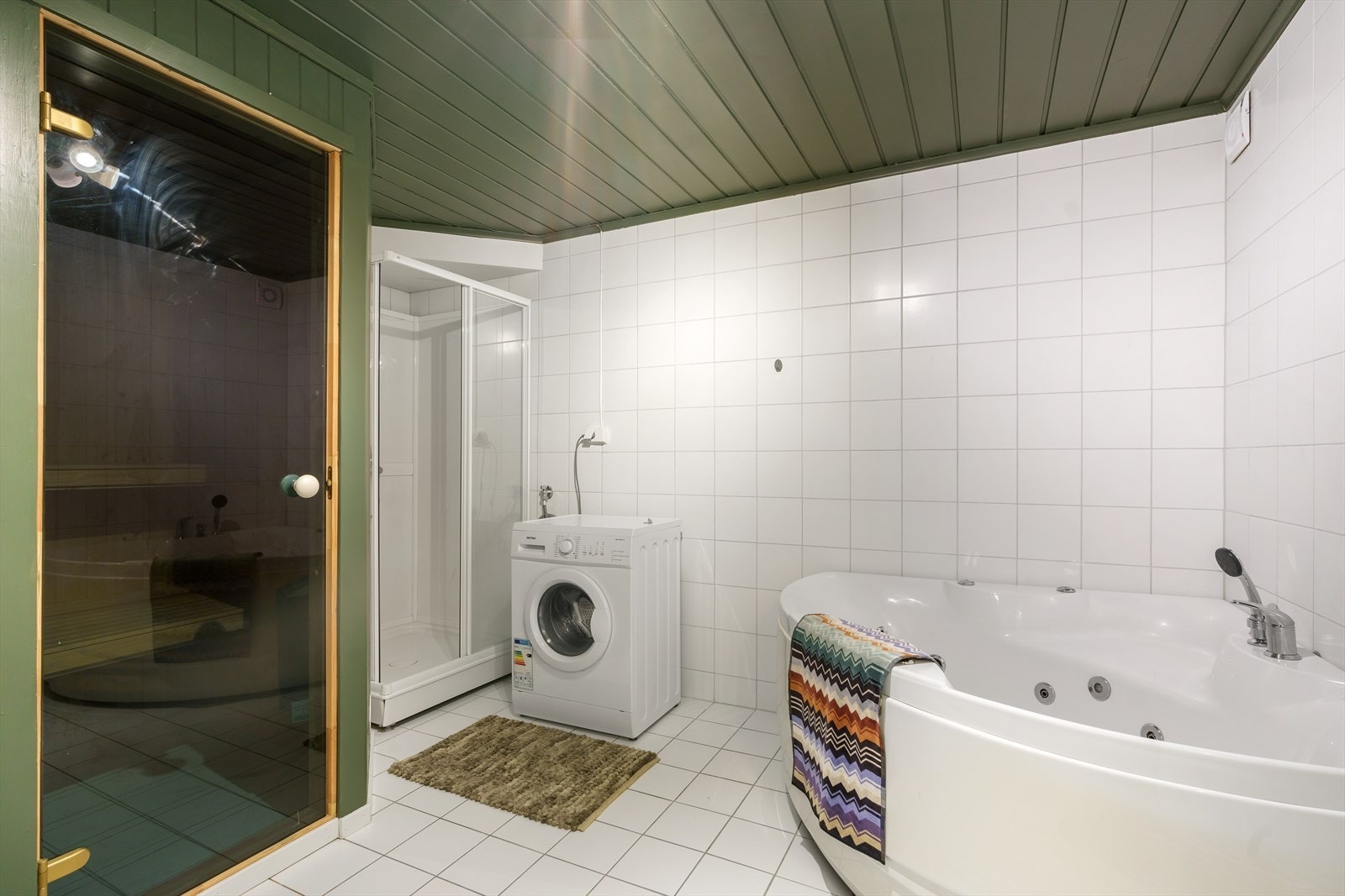 Tilliggende badstu, samt opplegg for vaskemaskin på badet Galleribilde