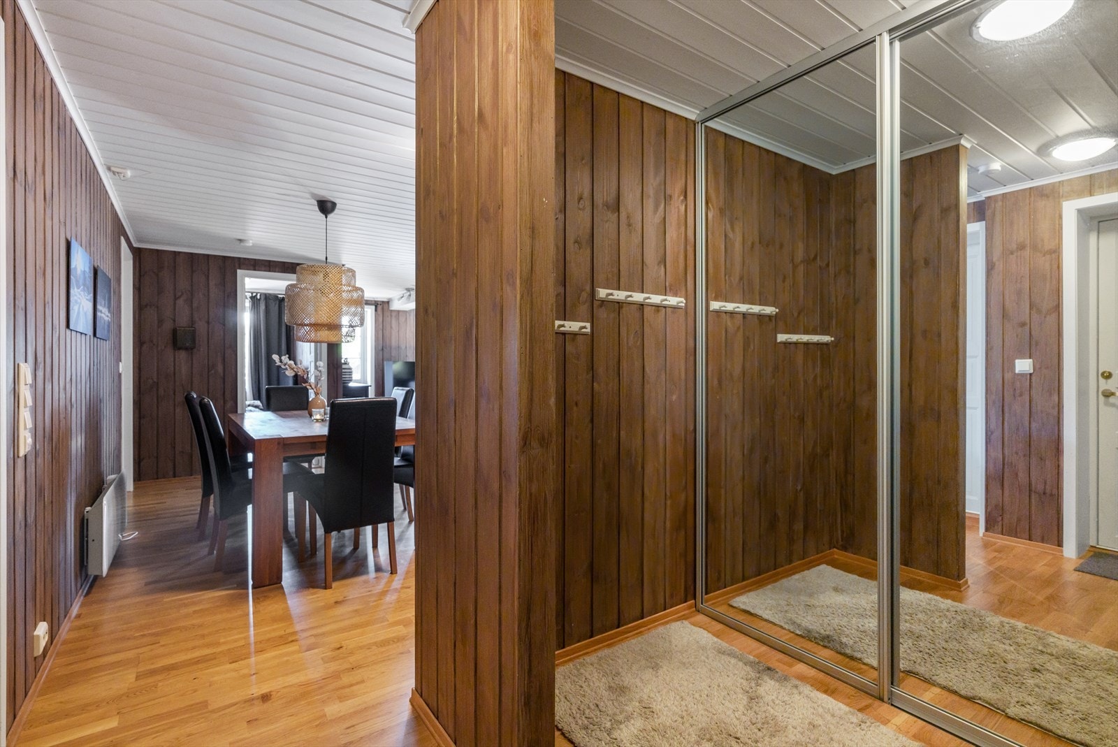 Velkommen inn! Gang med garderobe Galleribilde