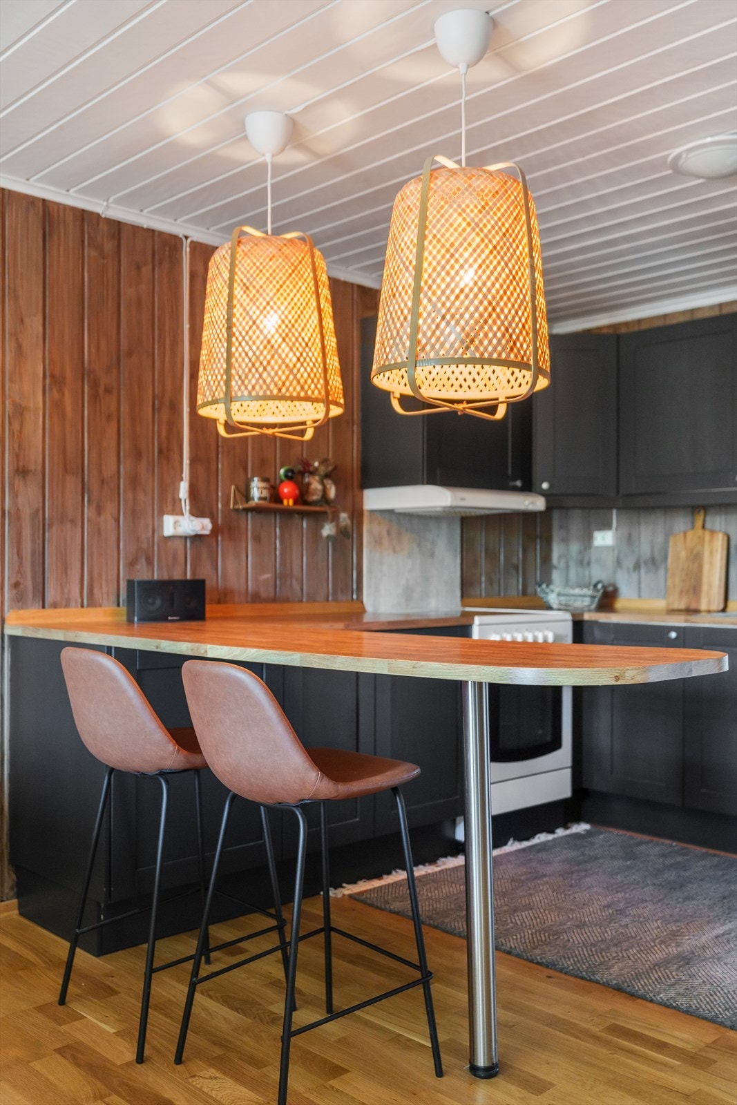 Kjøkken har barløsning med spiseplass mot stuen Galleribilde