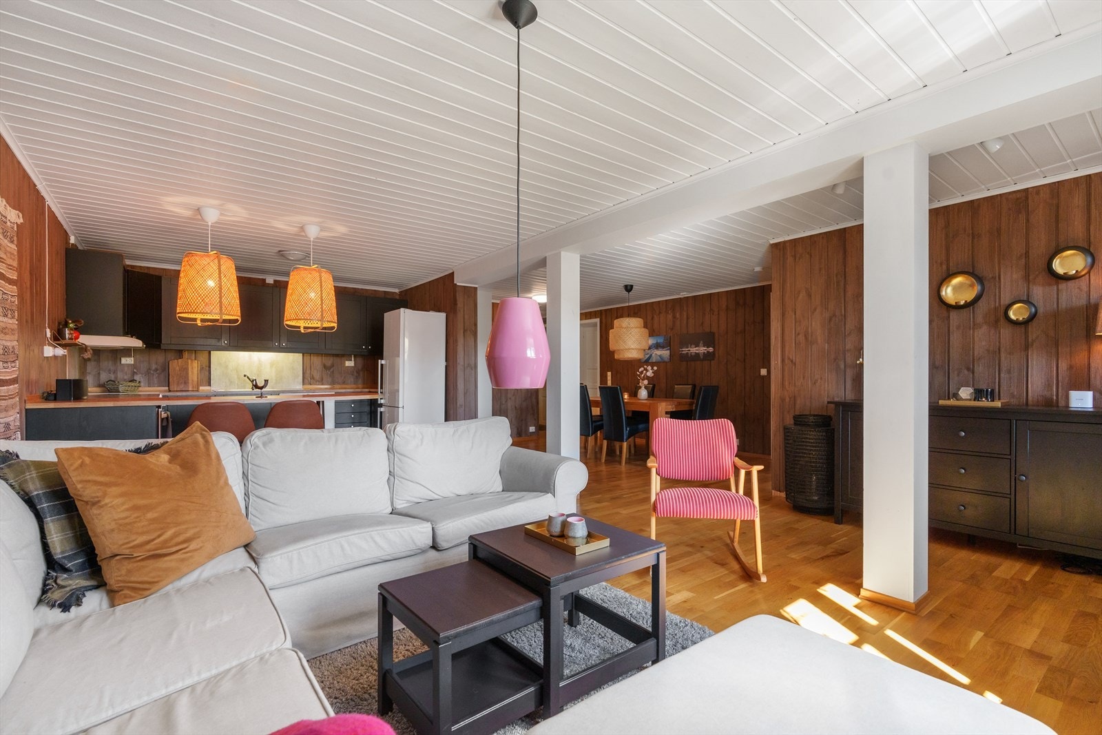 God plass til salonggruppe og spisestue i leiligheten Galleribilde