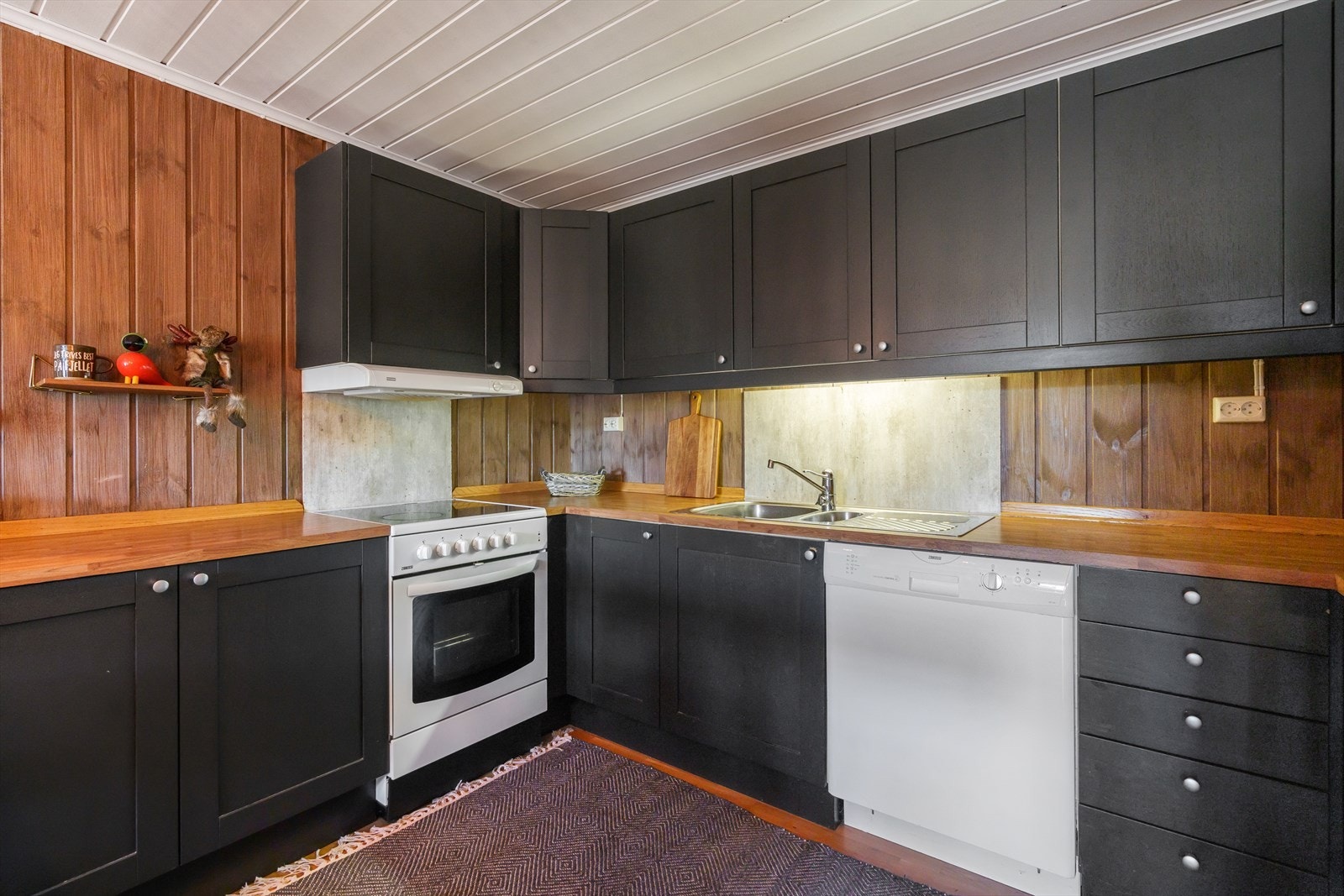 God oppbevaringsplass- og benkeplass på kjøkken Galleribilde