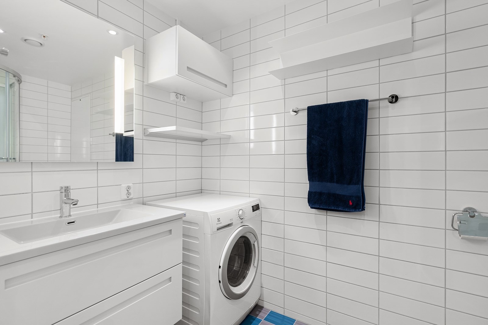 Badet inneholder WC med innebygget sisterne. Opplegg for vaskemaskin. Galleribilde