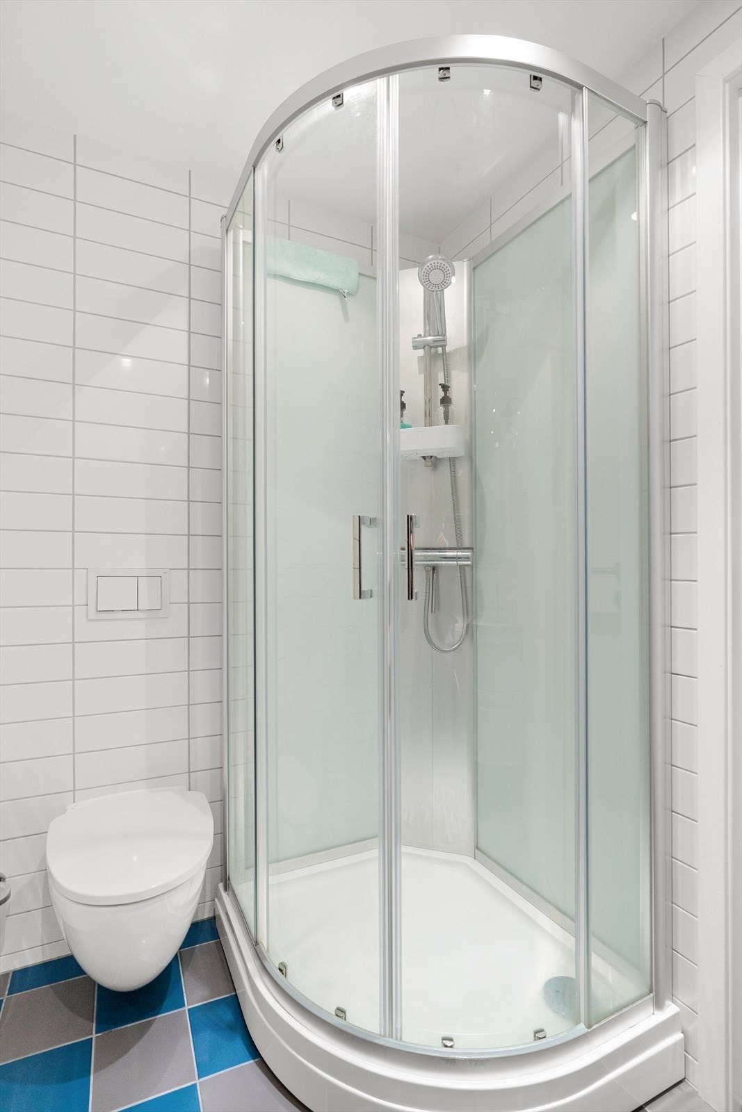 Badet har også vegghengt toalett, helstøpt servant, skuffer under servant med slette fronter, dusjkabinett og fordelerskap
til rørsystemet. Galleribilde