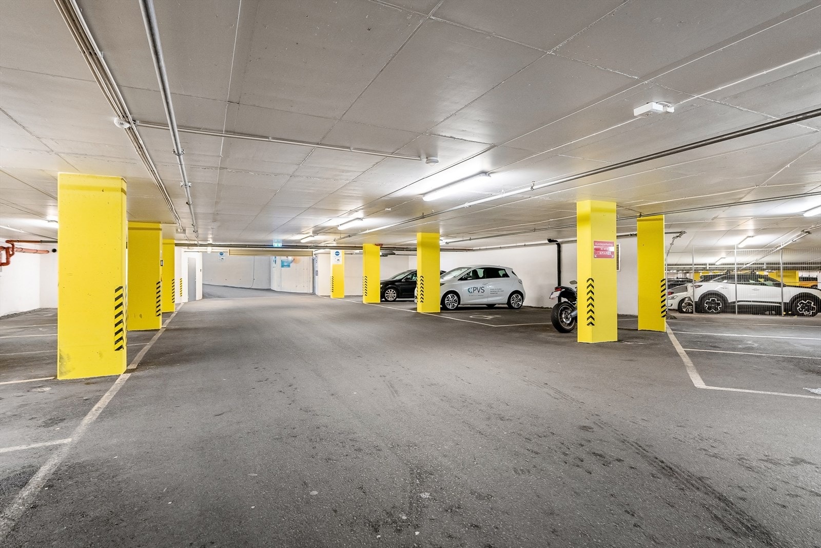 Her er også parkering for gjester og til butikken. Egen port til beboere. Galleribilde