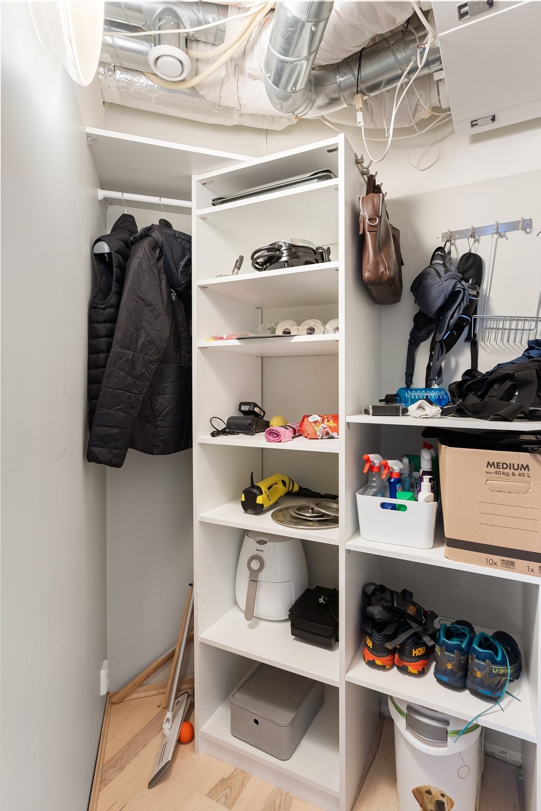 God plass til oppbevaring i innvendig bod. Galleribilde