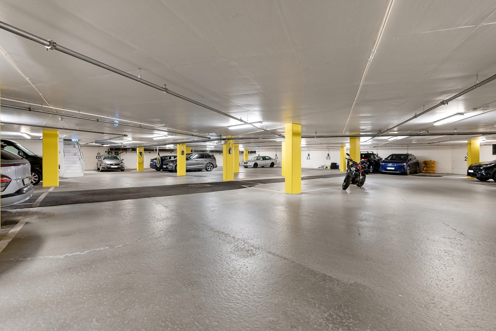 Felles garasje med tilgang til fast parkering og elbil-lader Galleribilde