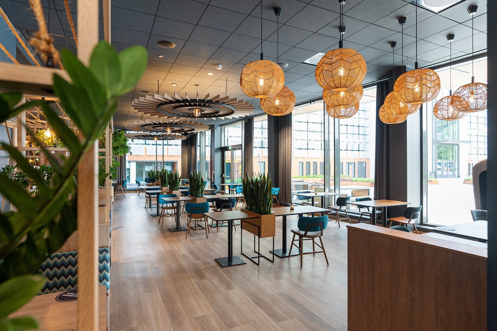 Restaurant/kantine i nabobygget. Galleribilde