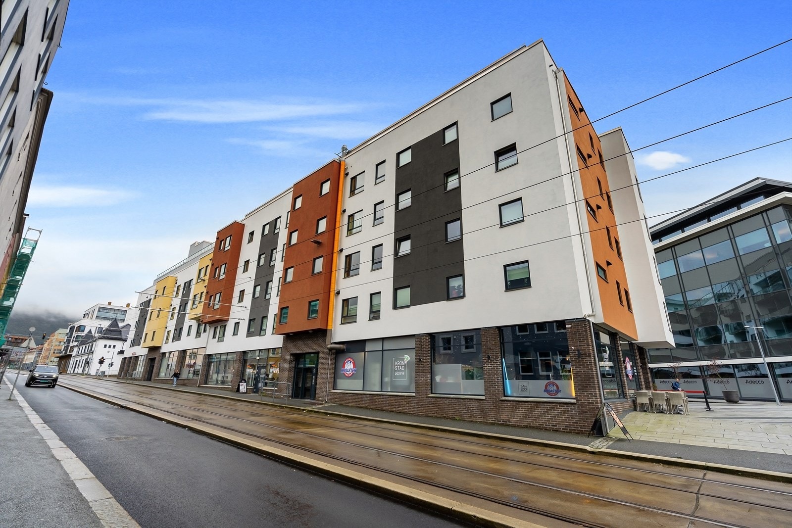Bybanen går rett utenfor. Butikk, frisør og restayranter like ved. Galleribilde