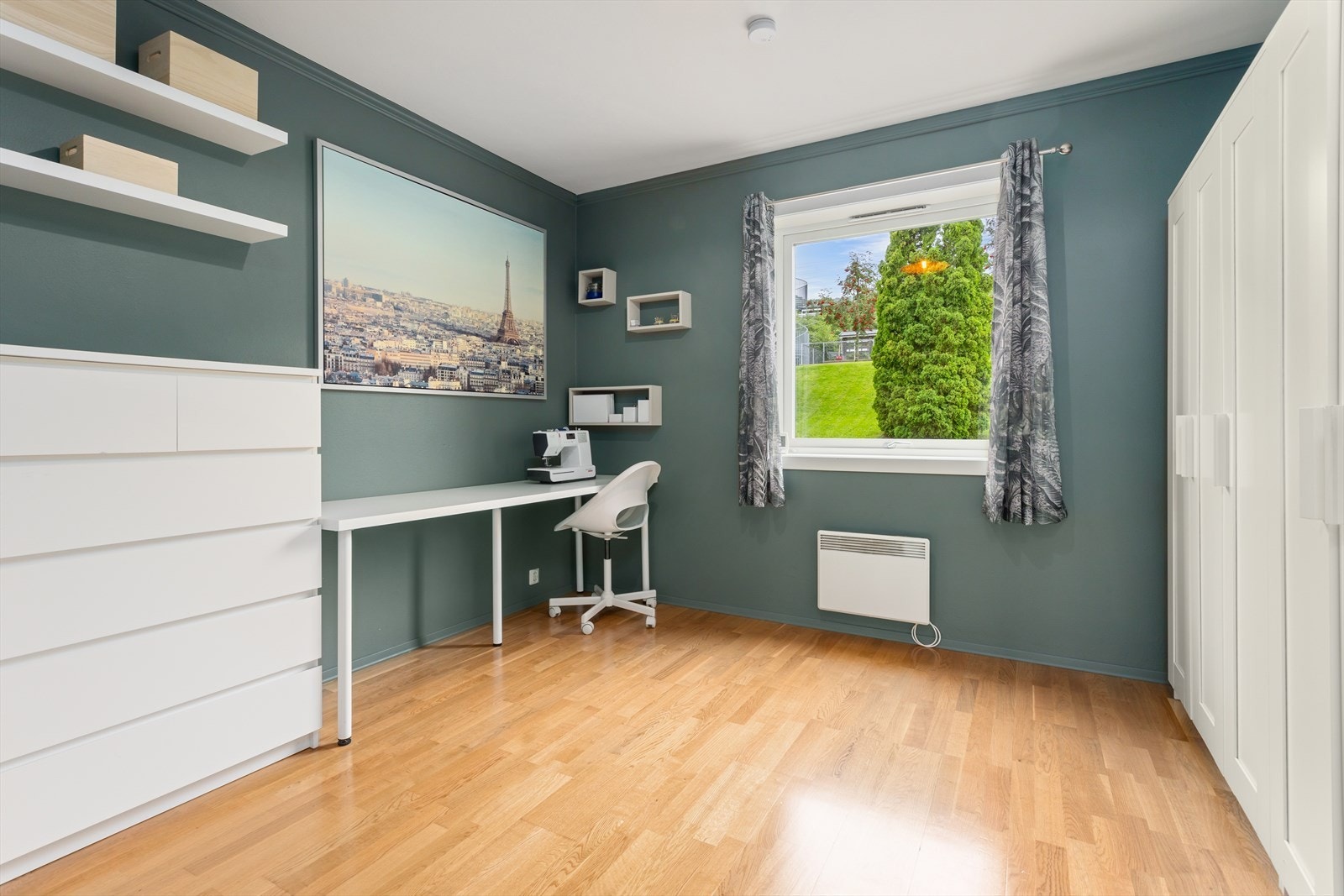 Soverom nr. 2 passer fint som både barnerom, gjesterom eller kontor. Galleribilde